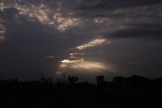 夕阳霞光丁达尔光云彩光芒