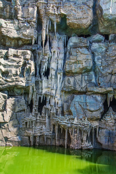 冰柱钟乳石状假山镂空山壁与水