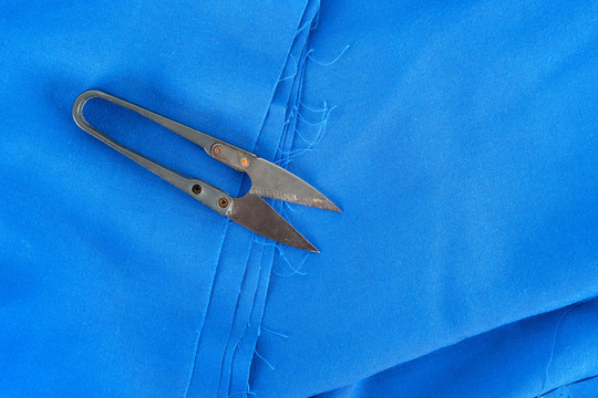 蓝色布料和剪刀