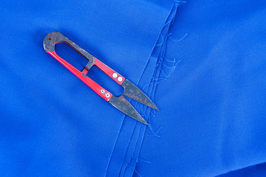 蓝色布料和剪刀