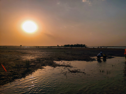 水边的夕阳