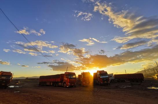 夕阳下的卡车