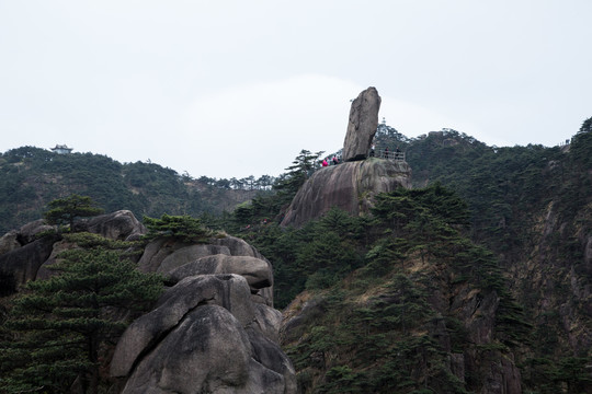 安徽黄山的飞来石