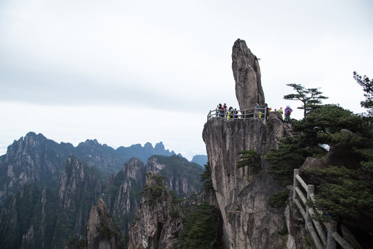 安徽黄山的飞来石