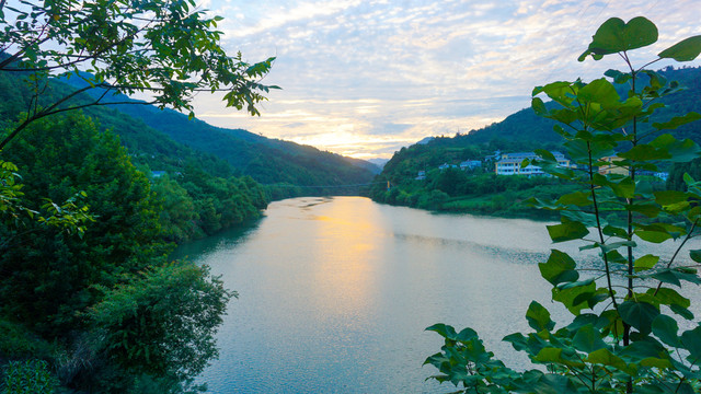 鄂坪大河湾霞光