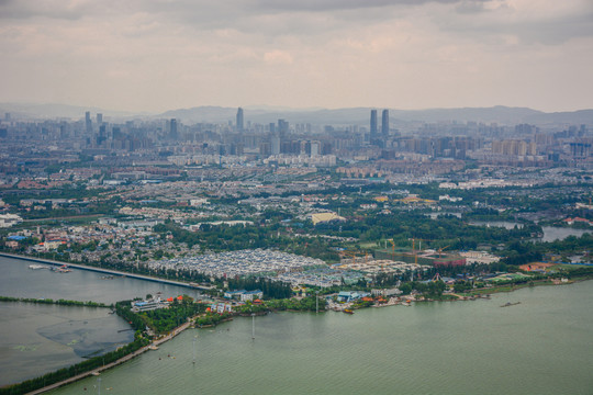 云南省昆明市俯瞰滇池与市区风光