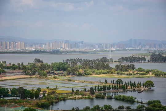 云南省昆明市俯瞰滇池与市区风光