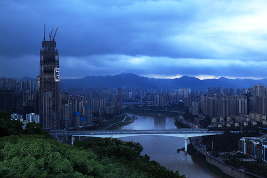 暴雨来临前的重庆夜景