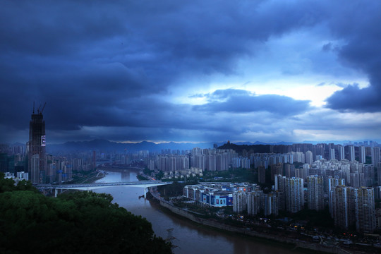 暴雨来临前的重庆夜景