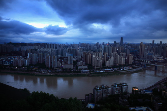 暴雨来临前的重庆夜景