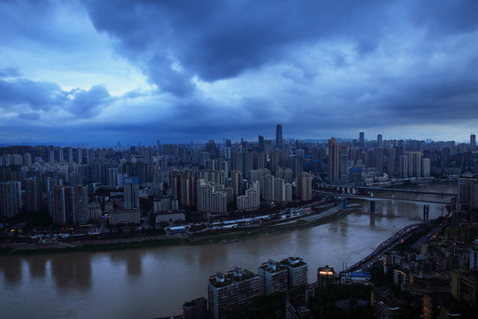 暴雨来临前的重庆夜景