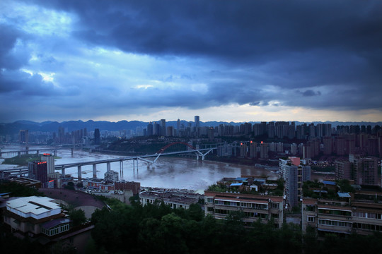 暴雨来临前的重庆夜景