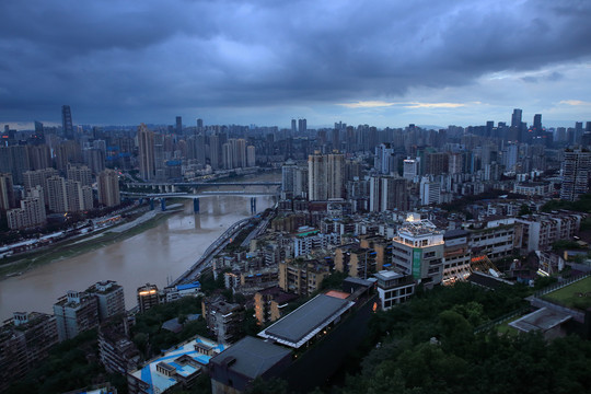 暴雨来临前的重庆夜景