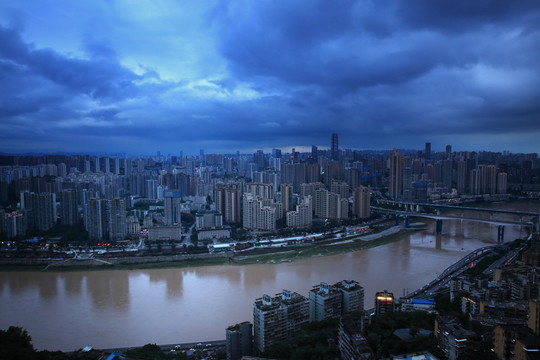 暴雨来临前的重庆夜景