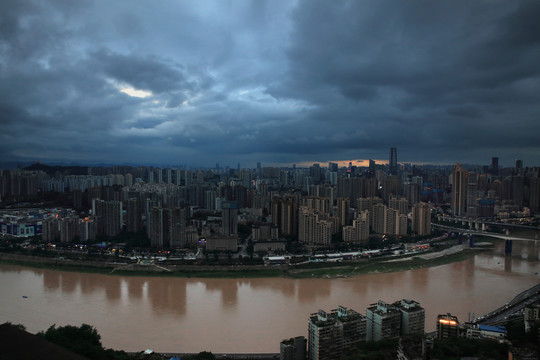 暴雨来临前的重庆夜景