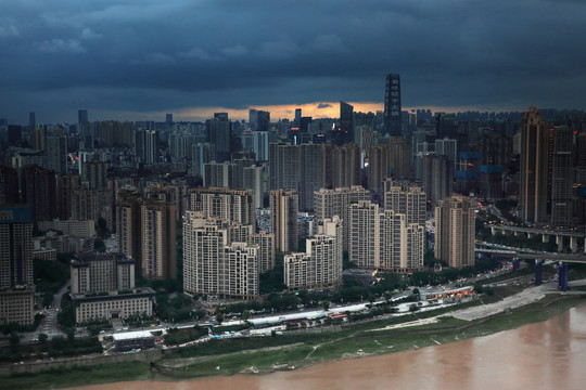 暴雨来临前的重庆夜景