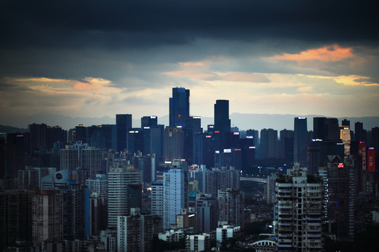 暴雨来临前的重庆夜景