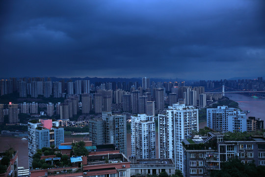 暴雨来临前的重庆夜景