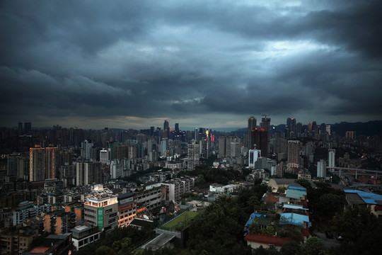 暴雨来临前的重庆夜景