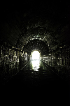 水域的拱形隧道