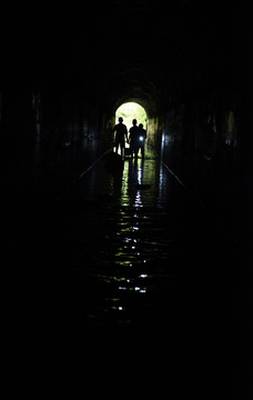 水域隧道里的探险