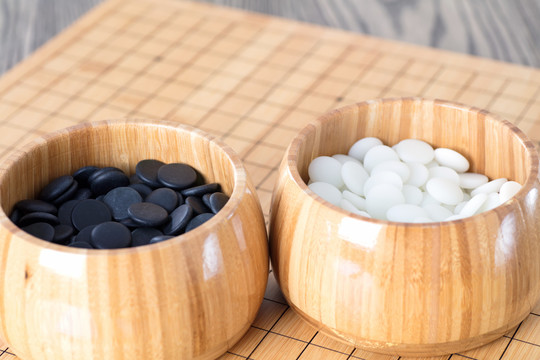 棋盘上的两盒棋子