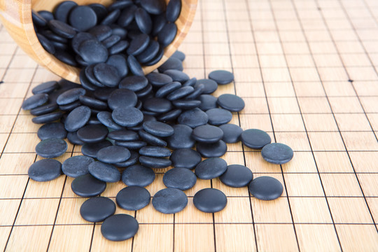 棋盘上散落的黑棋子