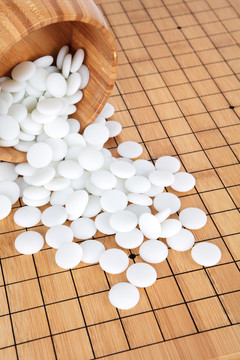 棋盘上散落的白棋子