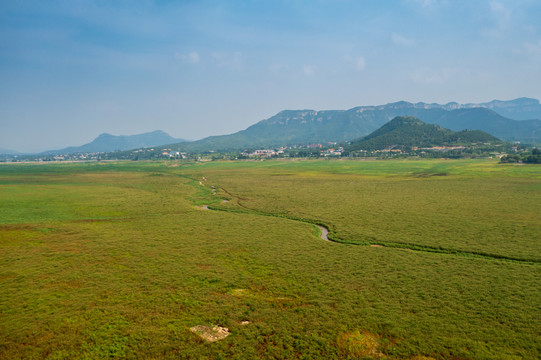 航拍济南卧虎山水库变身大草原