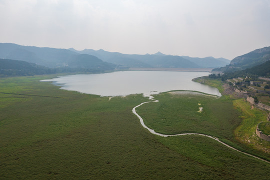 航拍济南卧虎山水库变身大草原