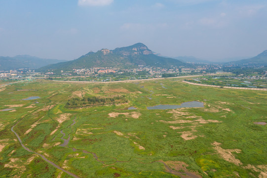 航拍济南卧虎山水库变身大草原