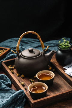 中式木托盘里的菊花茶