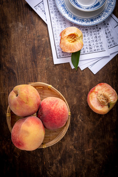 复古中式木桌上的新鲜桃子