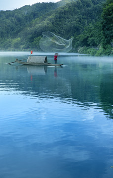 雾漫小东江