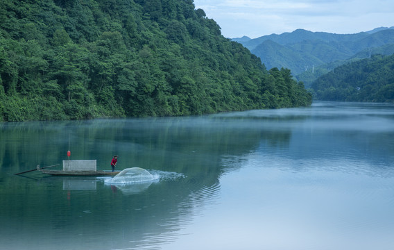 雾漫小东江