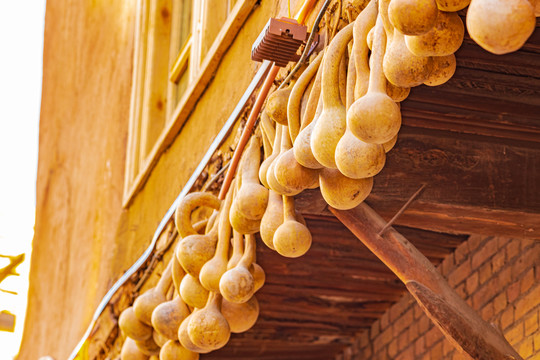 屋檐下悬挂的葫芦工艺品