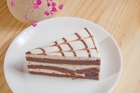 多层奶油巧克力蛋糕切块