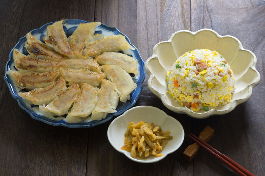 晚餐的蛋炒饭和饺子