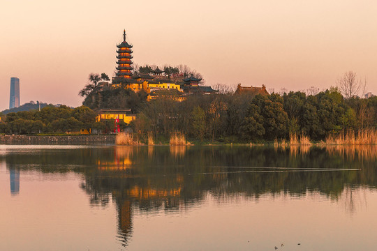 夕阳西下时的金山寺风光