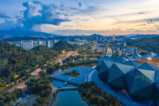 广东省深圳市龙岗区大运中心黄昏