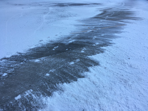 雪地中扫除一条路