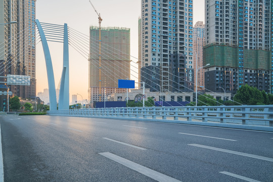 武汉城市建筑天际线和柏油马路