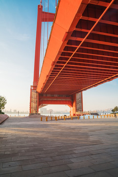 武汉鹦鹉洲大桥和无人的公园广场