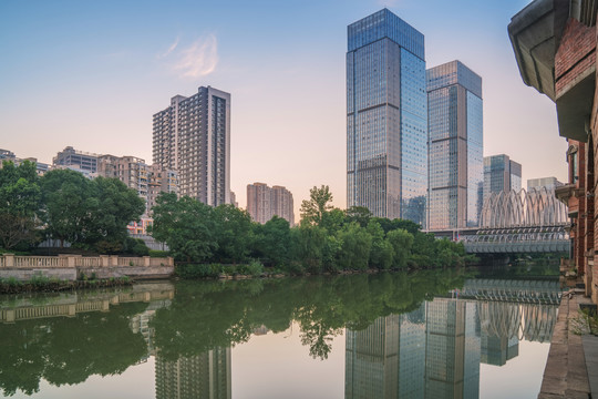 武汉城市建筑天际线和楚河风光