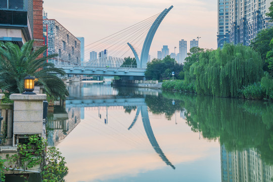 武汉城市天际线和楚河大桥风光