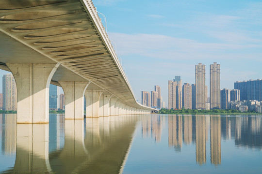 武汉城市天际线和沙湖大桥风光