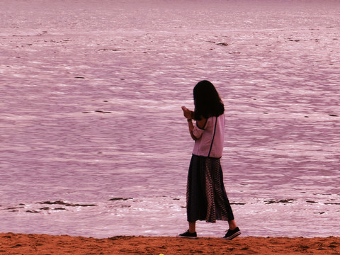清晨漫步海边的少女