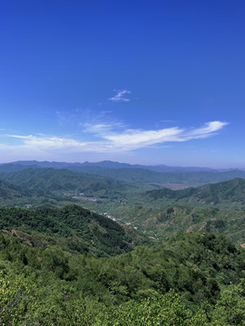 蓝天山峦