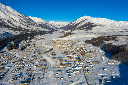 新疆阿勒泰喀纳斯禾木冬雪水墨画