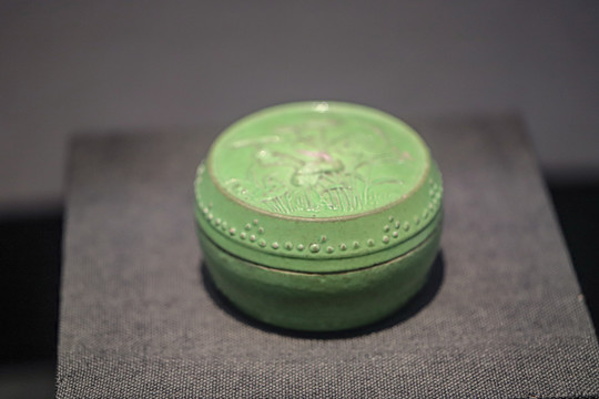 绿釉荷塘立鹤纹雕瓷盒